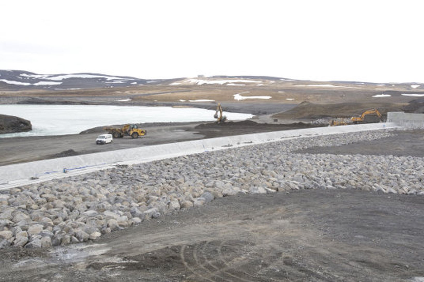 Vinna við Sporðöldulónsstíflu gengur vel og er stíflugerðin hálfnuð.