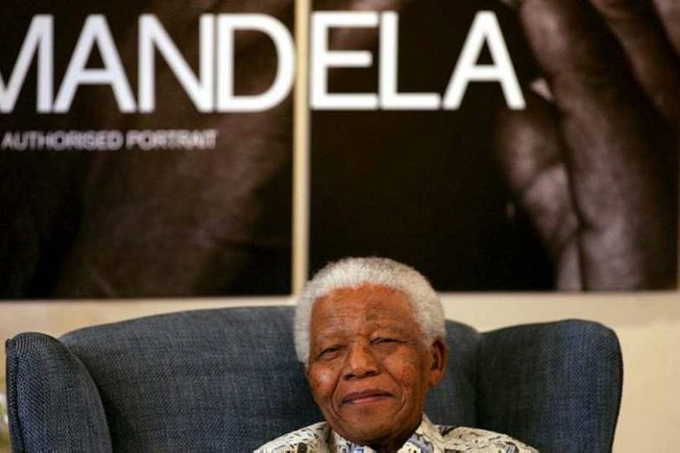 Mandela kynnir bók um ævi sína árið 2006.