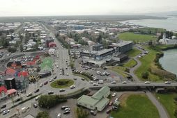 Horft yfir Selfoss. Rannsókn lögreglunnar á Suðurlandi, á andláti ungrar konu sem fannst látin í …