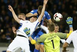 Hradecky reynir að verjast gegn Kára Árnasyni í leiknum.