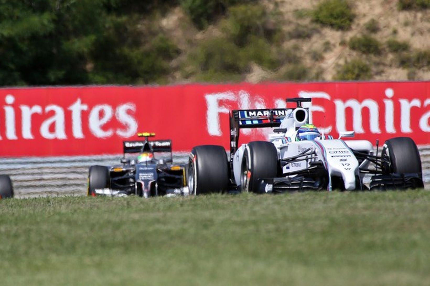 Felipe Massa hjá Williams fer hér fremstur í Búdapest en …