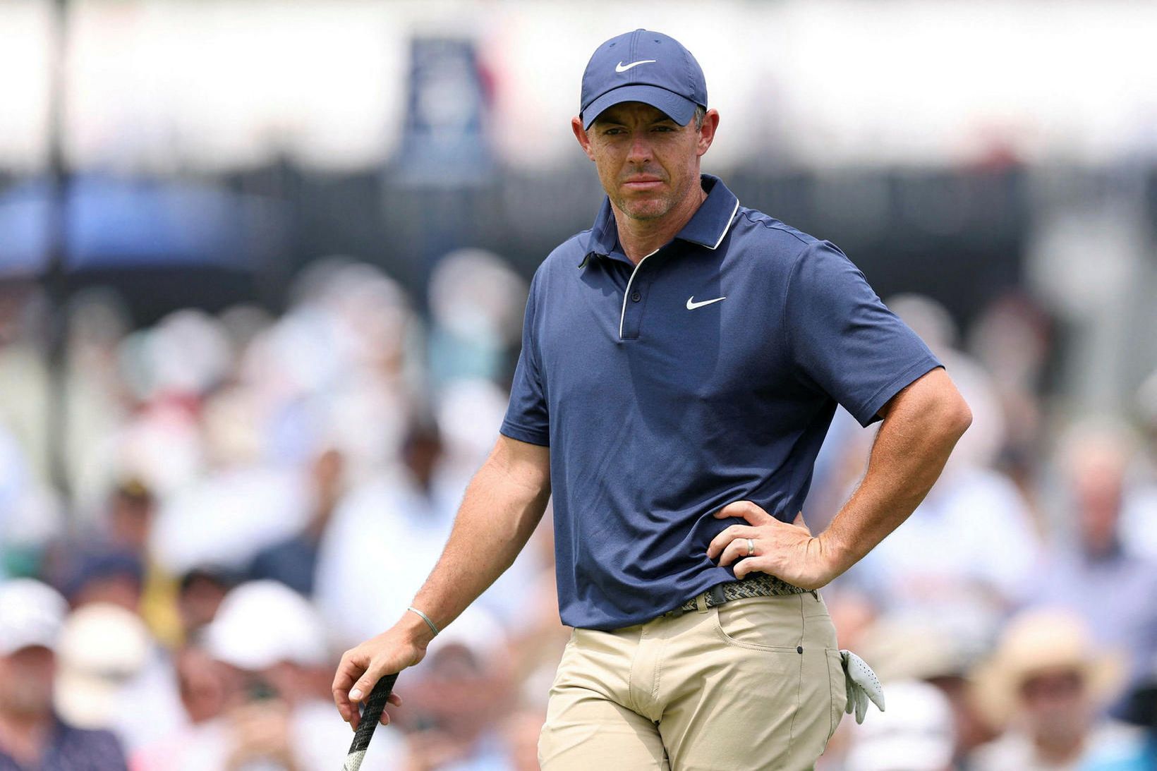 Rory McIlroy á öðrum hringnum í dag. Hann náði sér …