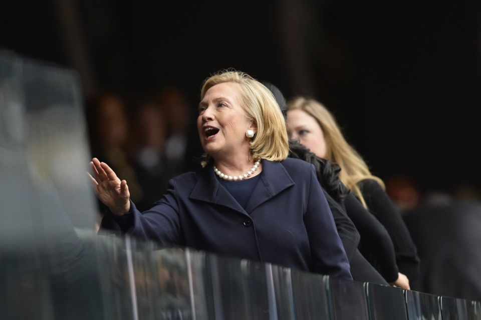 Hillary Clinton fyrrverandi utanríkisráðherra Bandaríkjanna mætti á athöfnina á fótboltavellinum í Jóhannesarborg.
