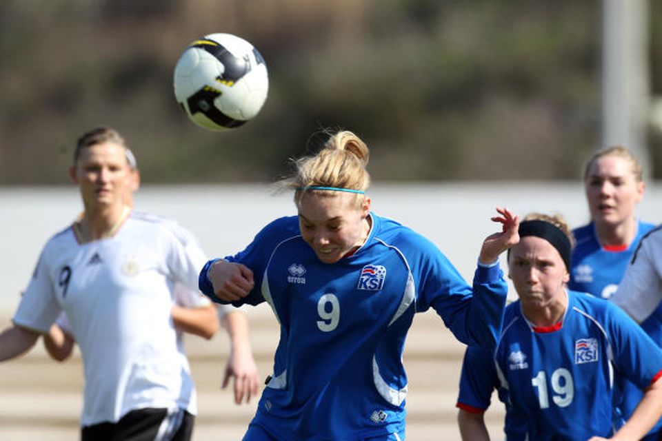 Margrét Lára Viðarsdóttir skallar boltann í leiknum í dag og Gunnhildur Yrsa Jónsdóttir fylgist með.