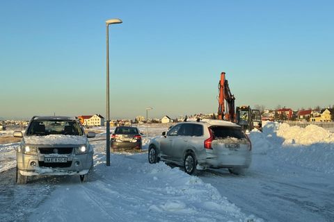 It has been impossible to enter Skegfjörður today, but a snowmobiling machine is now in the area.