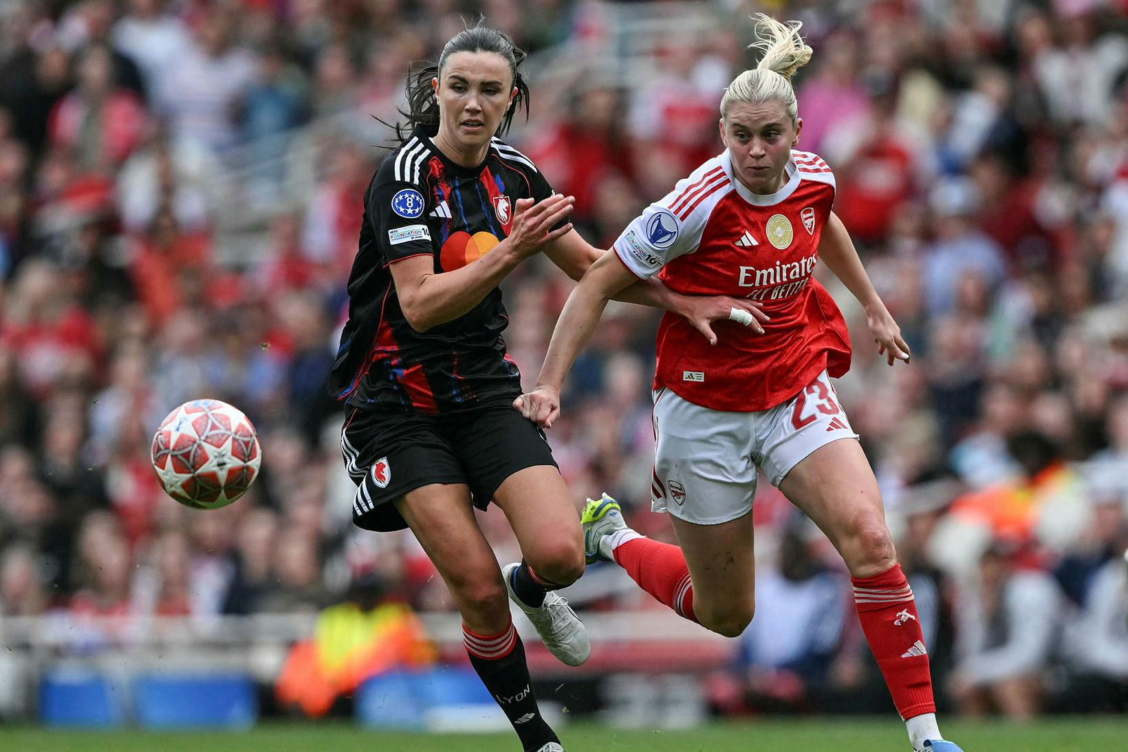 Arsenal með naumt forskot