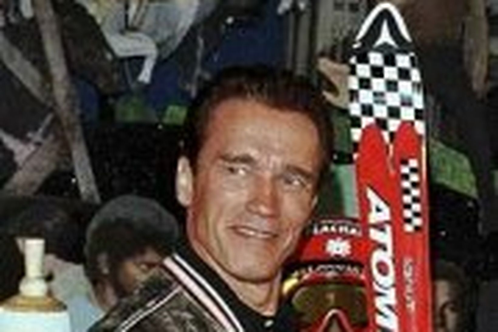 Arnold Schwarzenegger með skíði, myndin var tekin 1998.