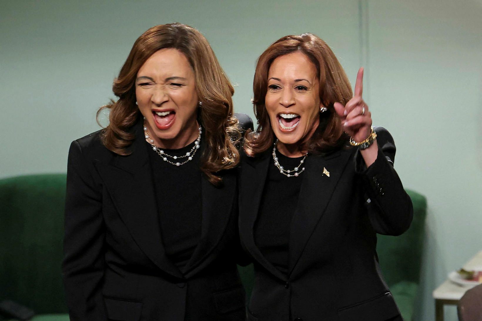 Maya Rudoplh og Kamala Harris í SNL.