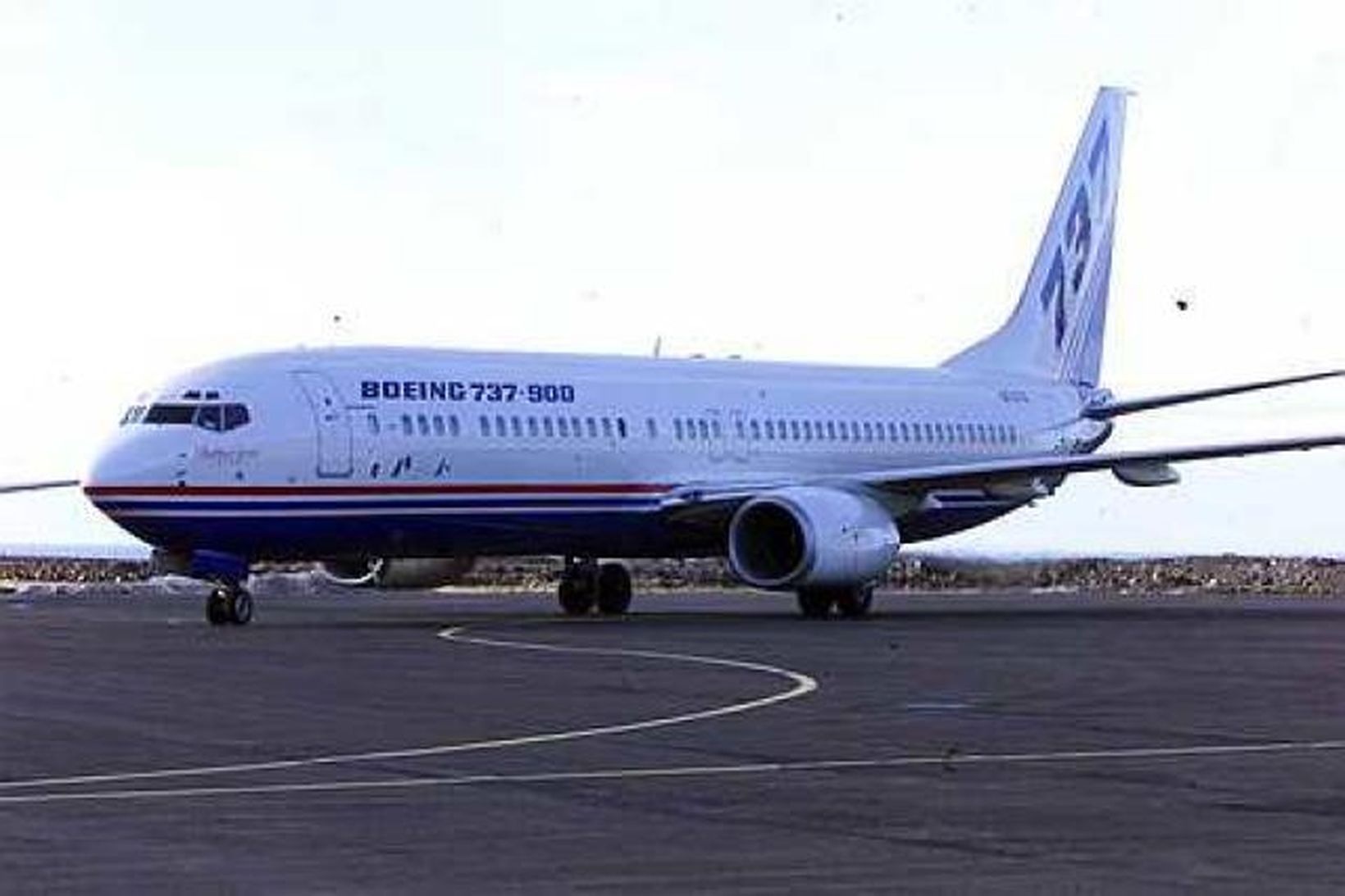 Stykki féll úr Boeing 737 þotu Batavia Airwais á Indónesíu.