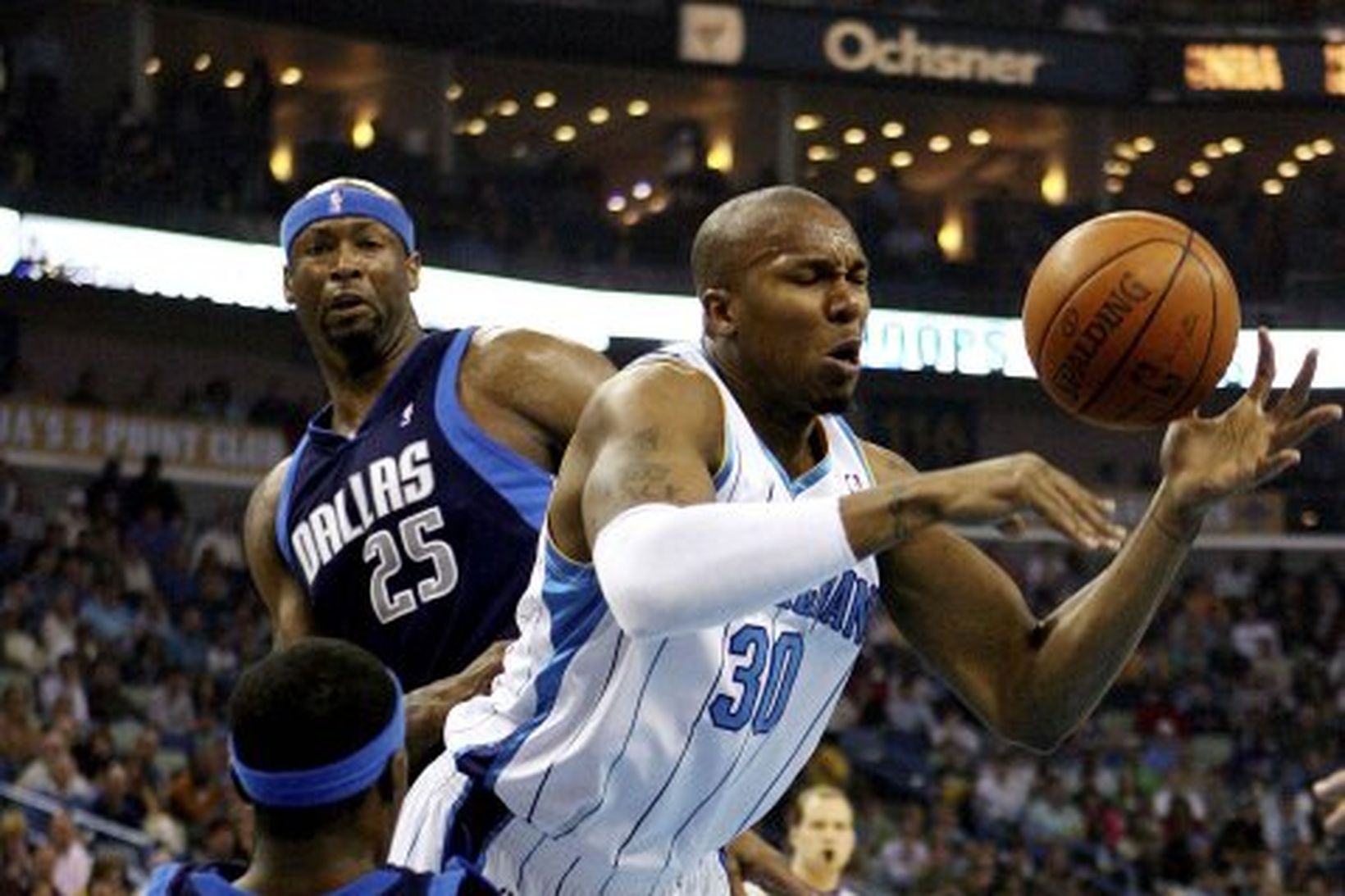 David West, leikmaður New Orleans, í baráttu við Josh Howard …