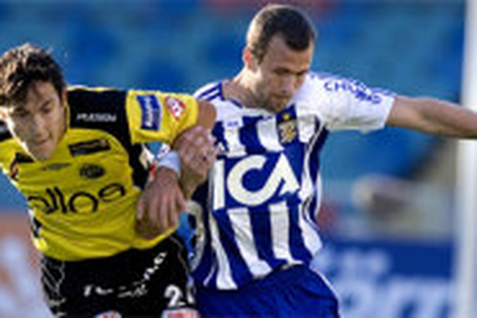 Hjálmar Jónsson, til hægri, í leik með IFK Gautaborg.
