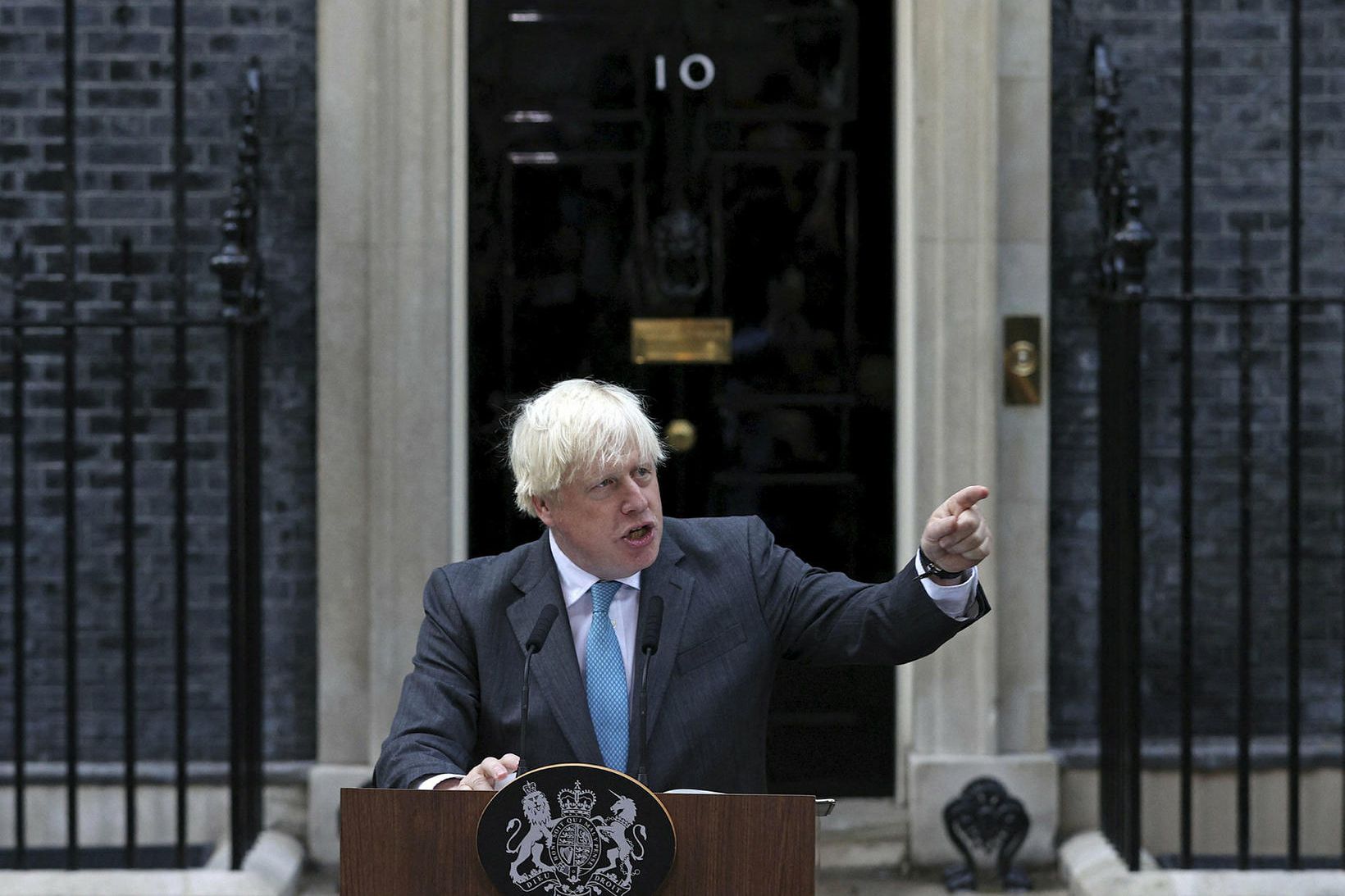 Boris Johnson, fráfarandi forsætisráðherra Bretlands, kveður fyrir utan Downing stræti …