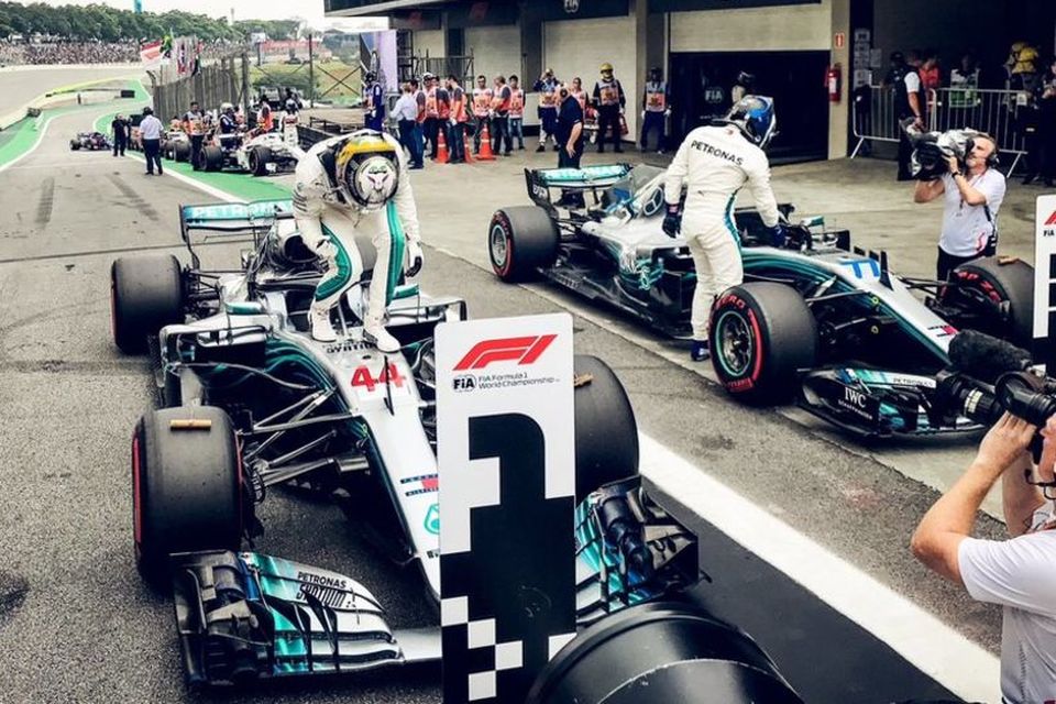 Lewis Hamilton klifrar upp úr bíl sínum við lok tímatökunnar í Sao Paulo og Bottas …
