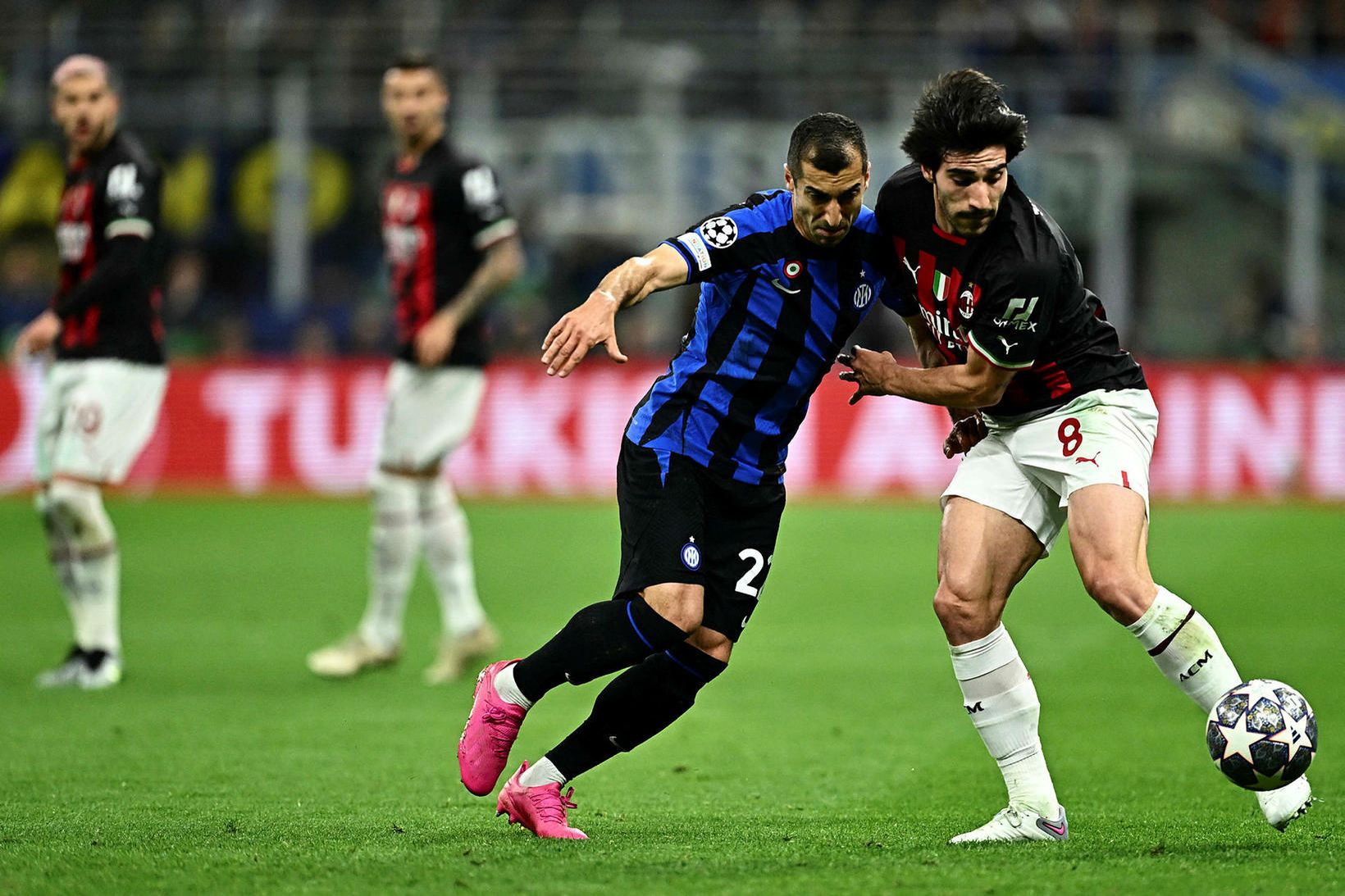 Sandro Tonali, til hægri, í leik AC Milan og Inter …