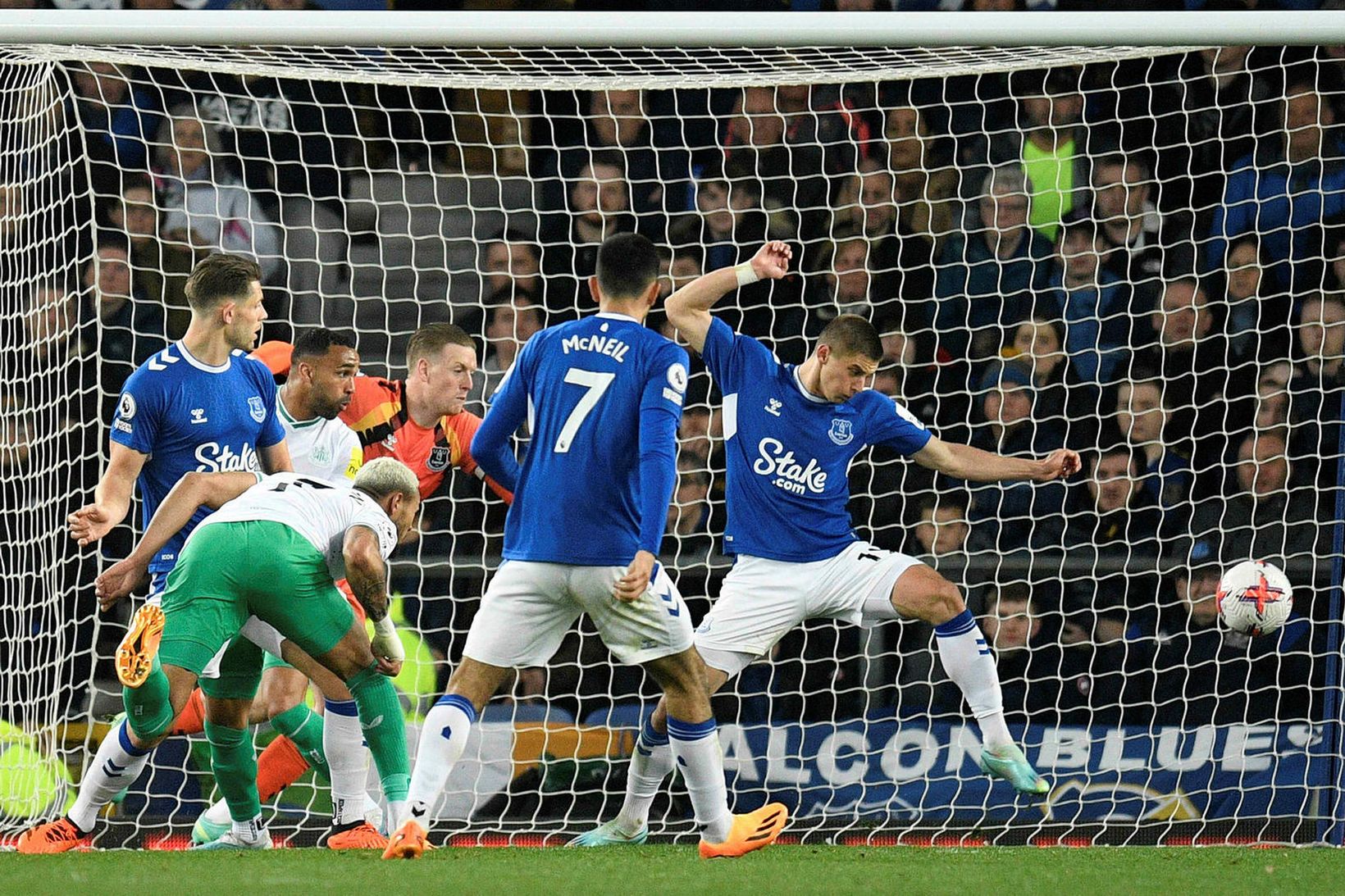 Joelinton skorar annað mark Newcastle í kvöld.