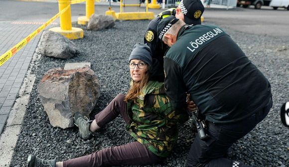 Fór inn á lokað svæði og var handtekin
