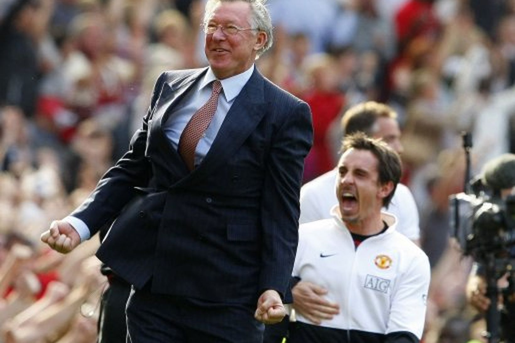Gary Neville sprettur af bekknum ásamt Alex Ferguson þegar Michael …