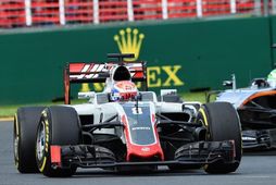 Romain Grosjean hjá Haas á ferð í Melbourne, á eftir kemur Fernando Alonso hjá McLaren.