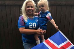 Steinunn Ýr og Andrea Alexa fylgjast með landsliðinu á Íslandi.