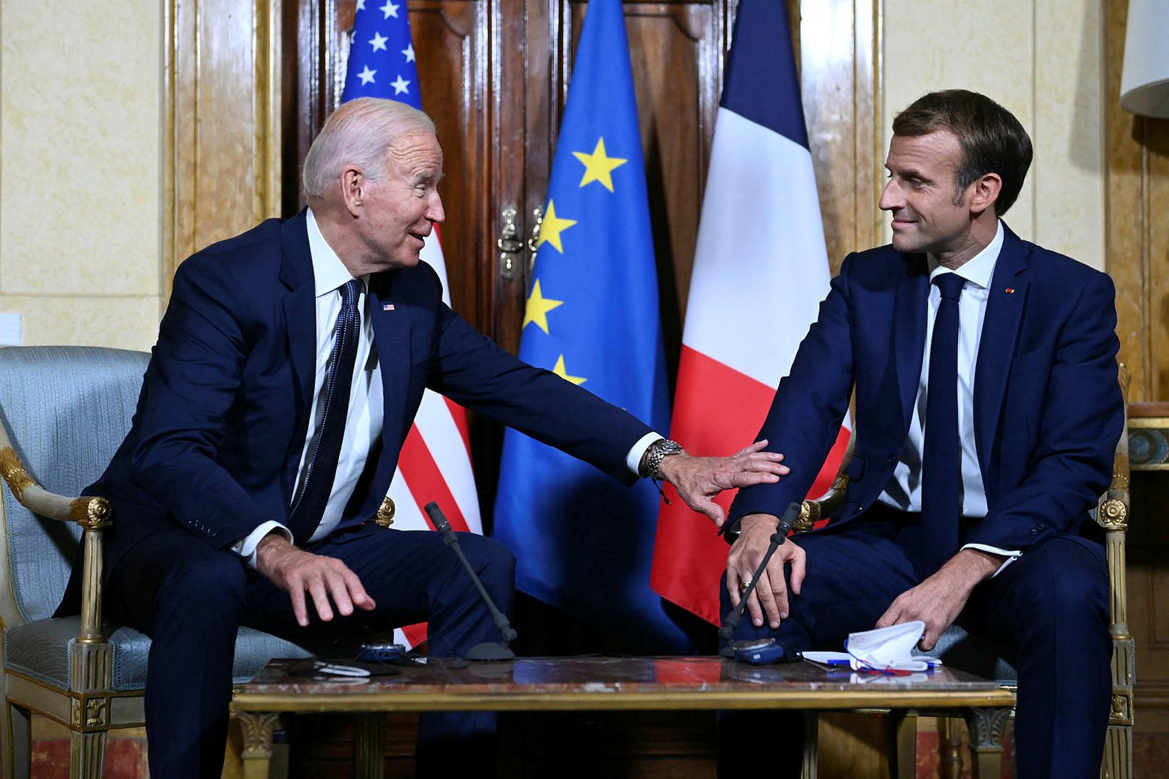 Joe Biden Bandaríkjaforseti og Emmanuel Macron forseti Frakklands í Vatíkaninu …