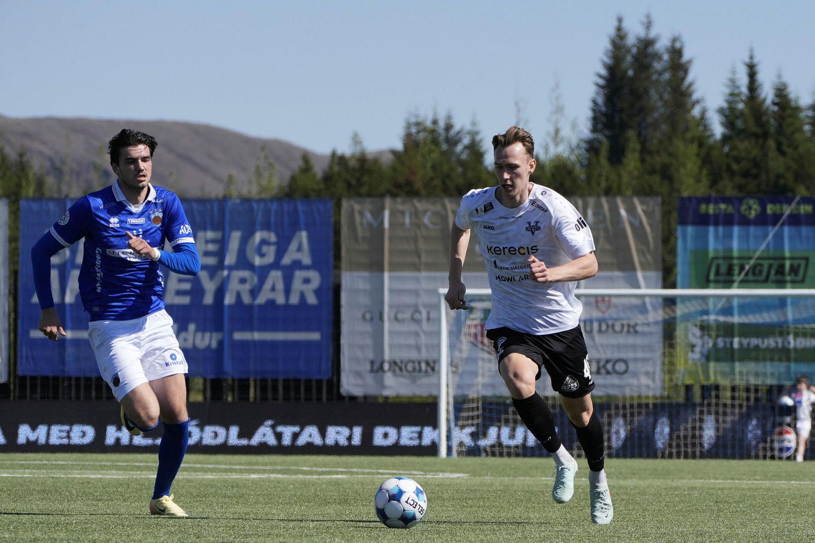 Vuk Oskar Dimitrijevic og Gustav Kjeldsen eigast við.