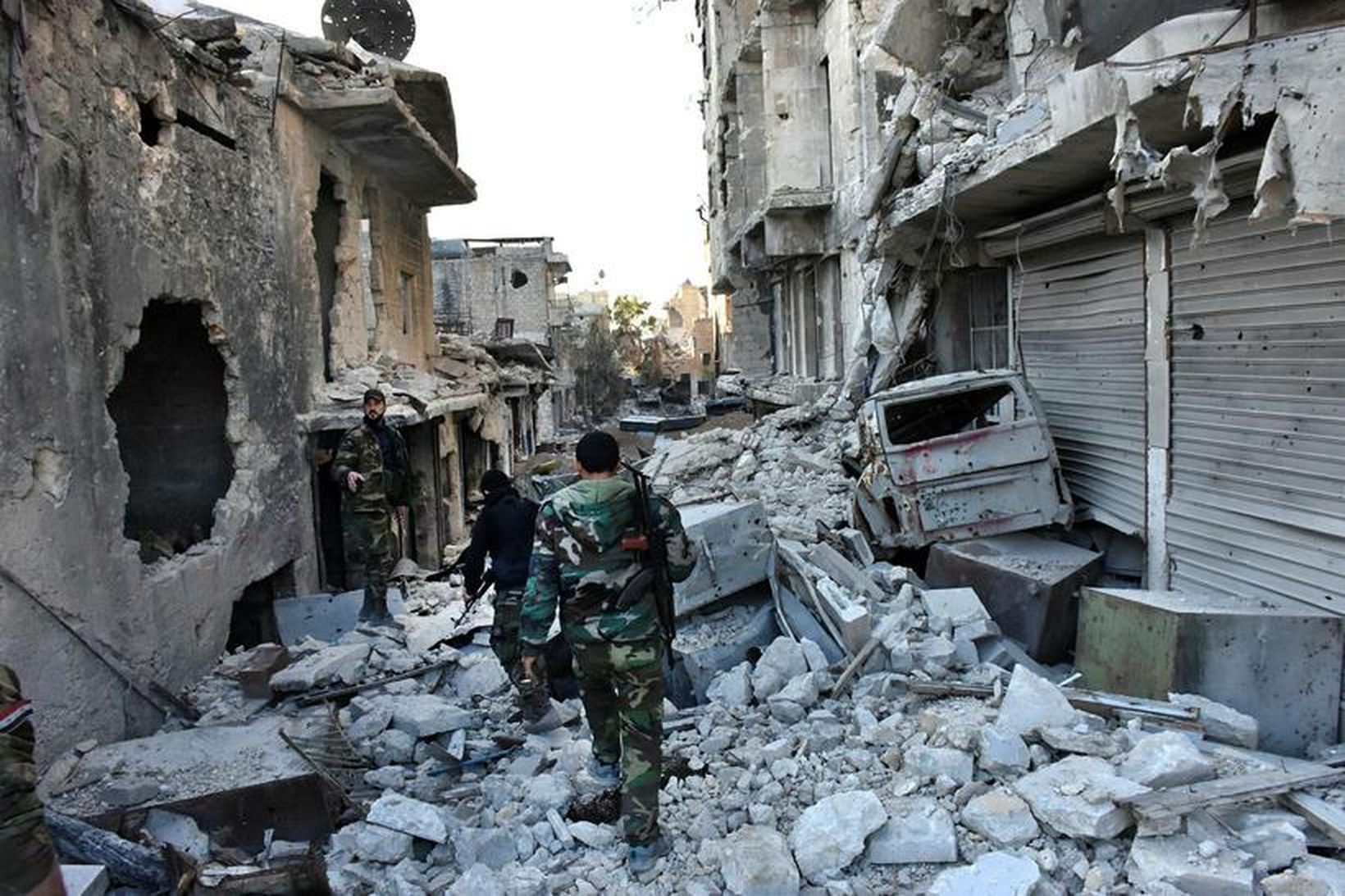 Hlutar Aleppo eru rústir einar eftir loftárásir og sókn stjórnarhersins.