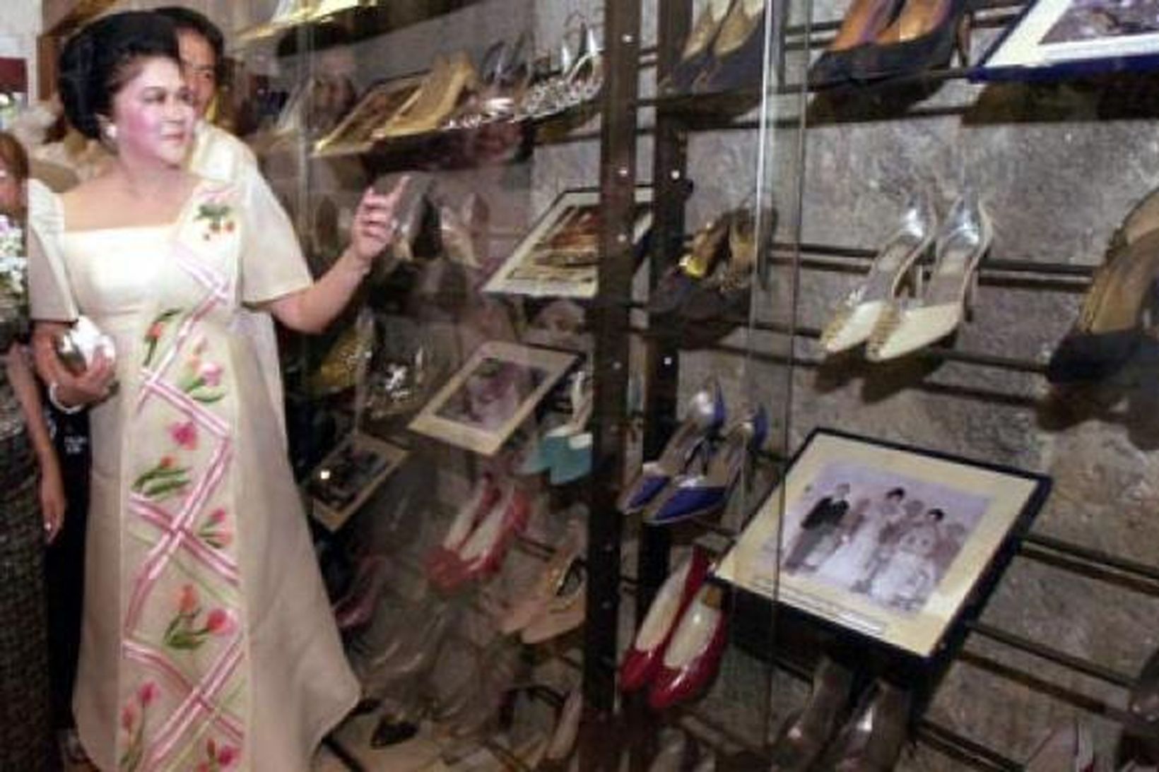 Imelda Marcos dáist að nokkrum þeim skópörum sem hún gaf …