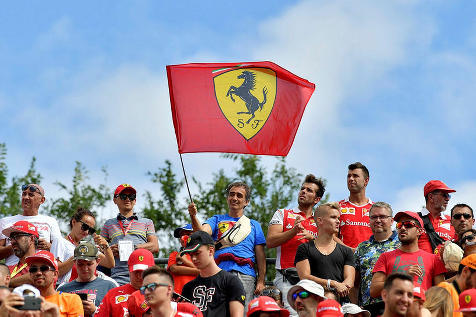 Fána Ferrari var óspart veifað í Monza í dag.