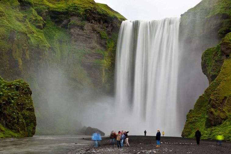 Video: Daredevil jumps off Skógafoss waterfall