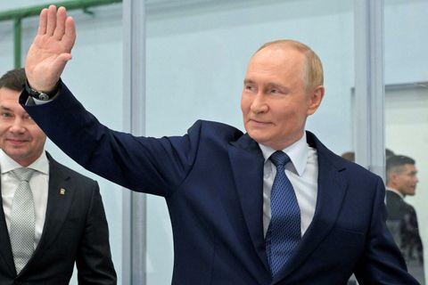 Vladimír Pútín veifar að skilnaði í rússnesku borginni Magadan þar sem hann kom við í …