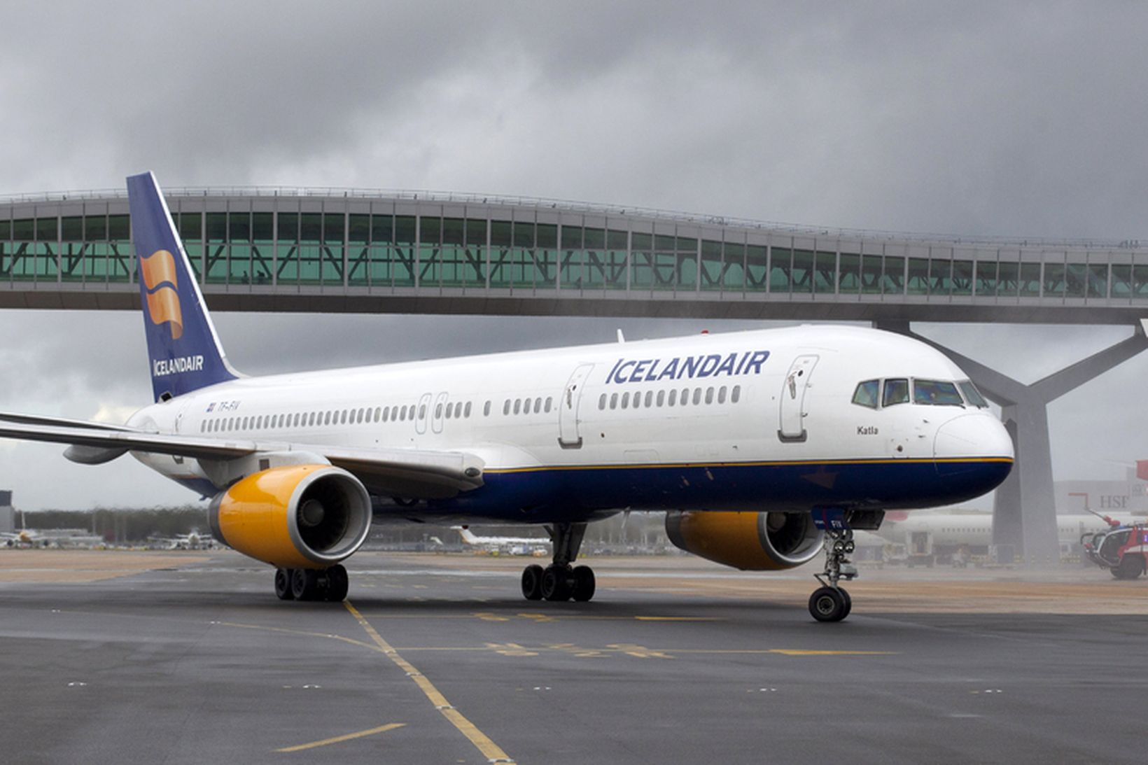 Flugvél Icelandair á flugvellinum í Glasgow.