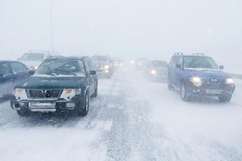 Umferð gekk illa á Vesturlandsveginum í gærmorgun.