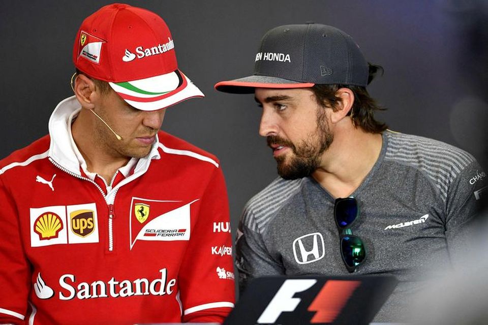Fernando Alonso (t.h.) og Sebastian Vettel stinga saman nefjum á blaðamannafundi í Hungaroring við Búdapest …