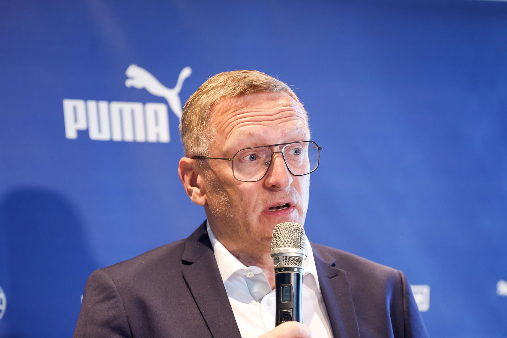 Þorsteinn Halldórsson var vel klæddur á fréttamannafundinum í dag.