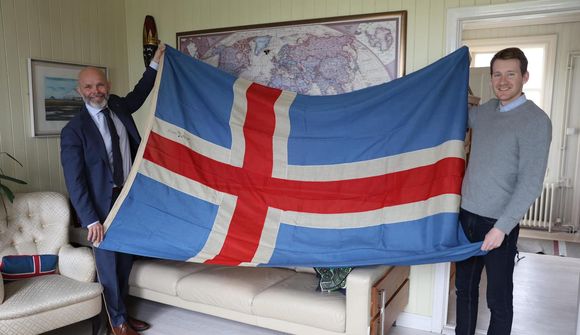 Baldur fékk fána með áritun Sveins Björnssonar