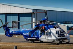 Þyrla Gæslunnar við flugskýlið á Reykjavíkurvelli.