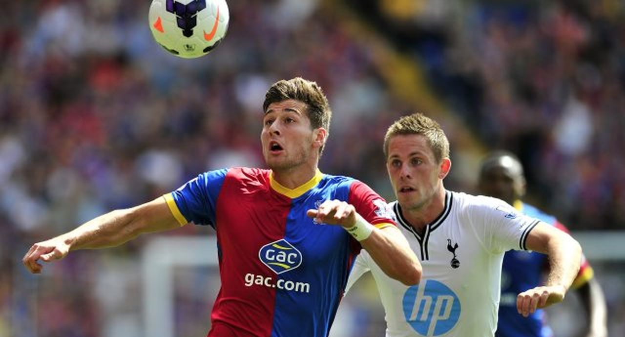Joel Ward í baráttu við Gylfa Þór Sigurðsson í leik Crystal Palace og Tottenham árið …