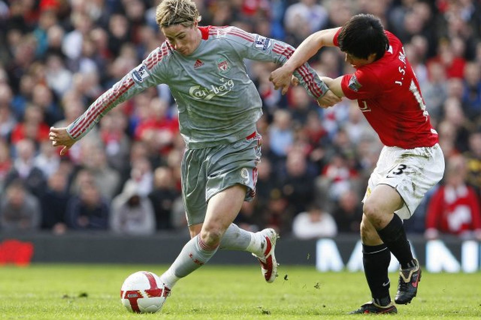 Park Ji-Sung í baráttu við Fernando Torres á Old Trafford …