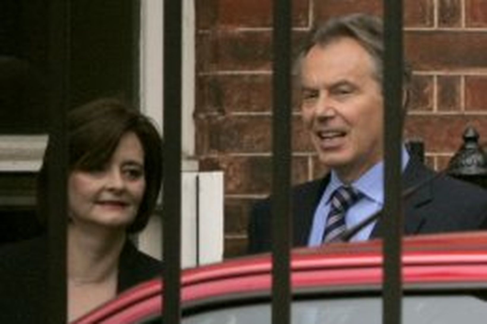 Tony Blair og Cherie yfirgefa Downingstræti 10 í morgun eftir …