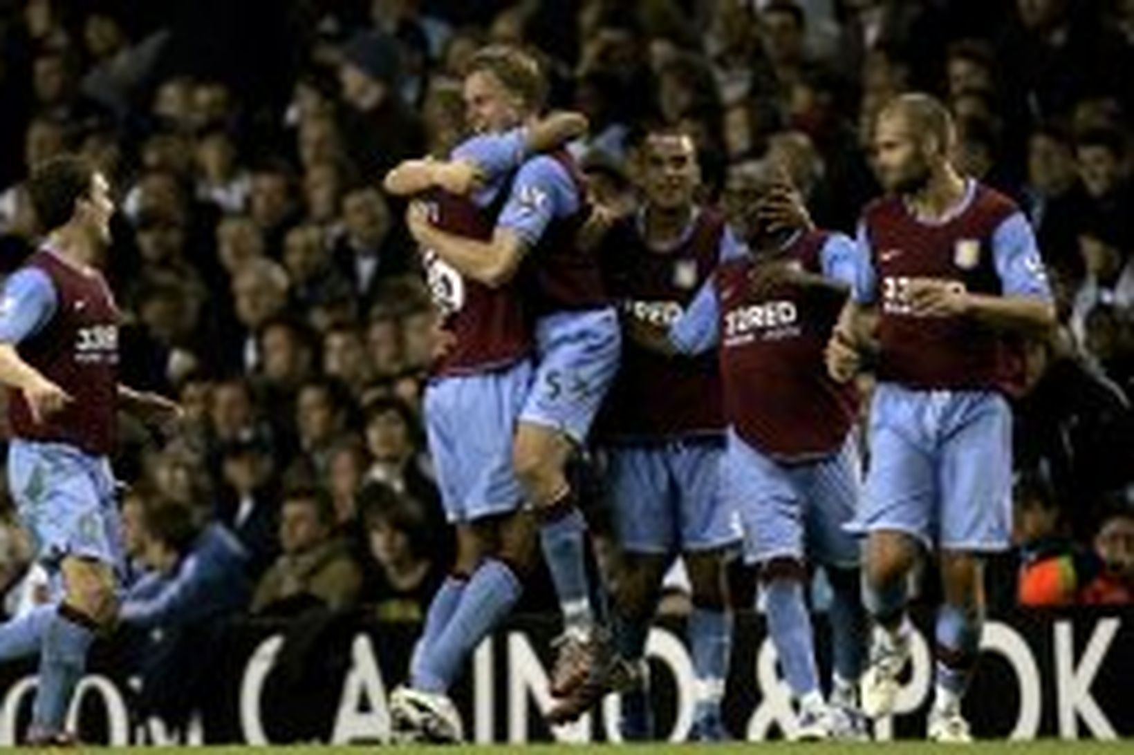 Leikmenn Aston Villa fagna Martin Laursen eftir að hann skoraði …