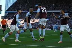 Leikmenn Aston Villa að fagna marki Donyell Malen, annar frá vinstri.