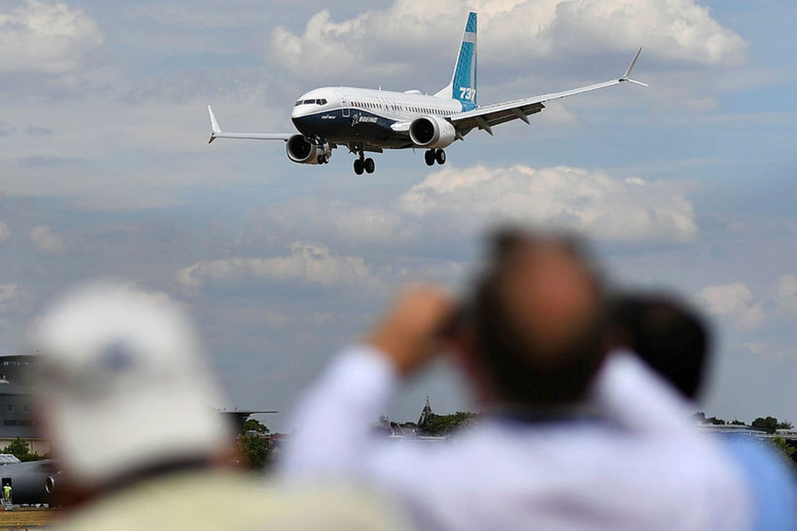 Boeing 737 Max kemur inn til lendingar á flugsýningunni í …