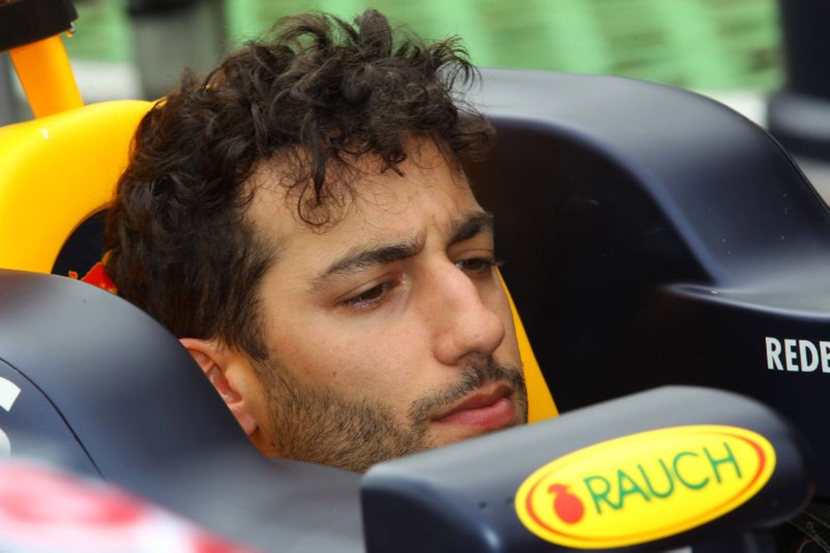 Daniel Ricciardo einbeittur í bíl sínum.