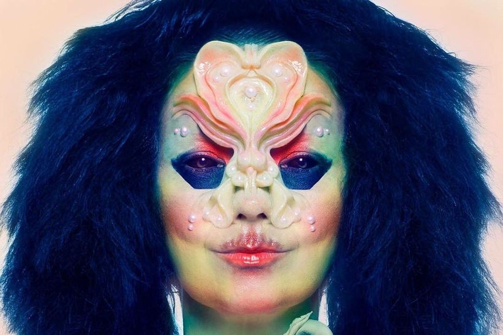 Björk ber grímu úr sílikonu á plötuumslagi nýjustu plötu sinnar, …