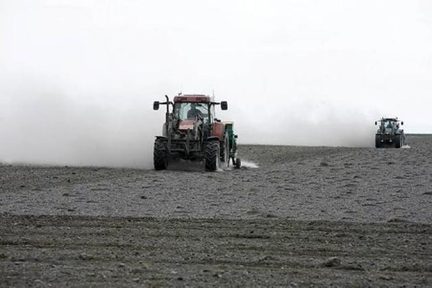 Askan rauk á Sólheimasandi þegar starfsmenn Landgræðslunnar hófu þar sáningu …