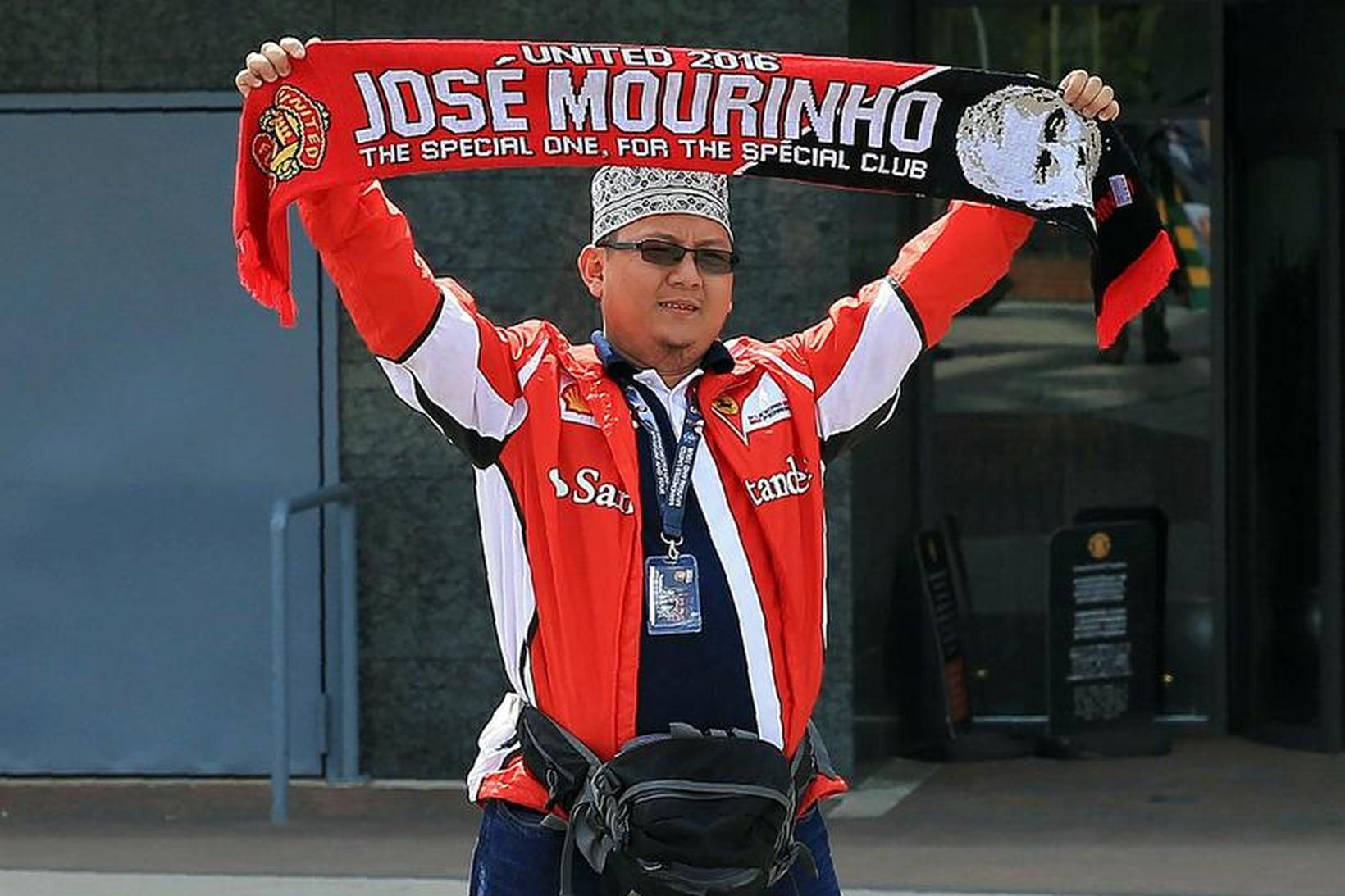 Þessi fagnaði ráðningu Jose Mourinho til Manchester United við Old …