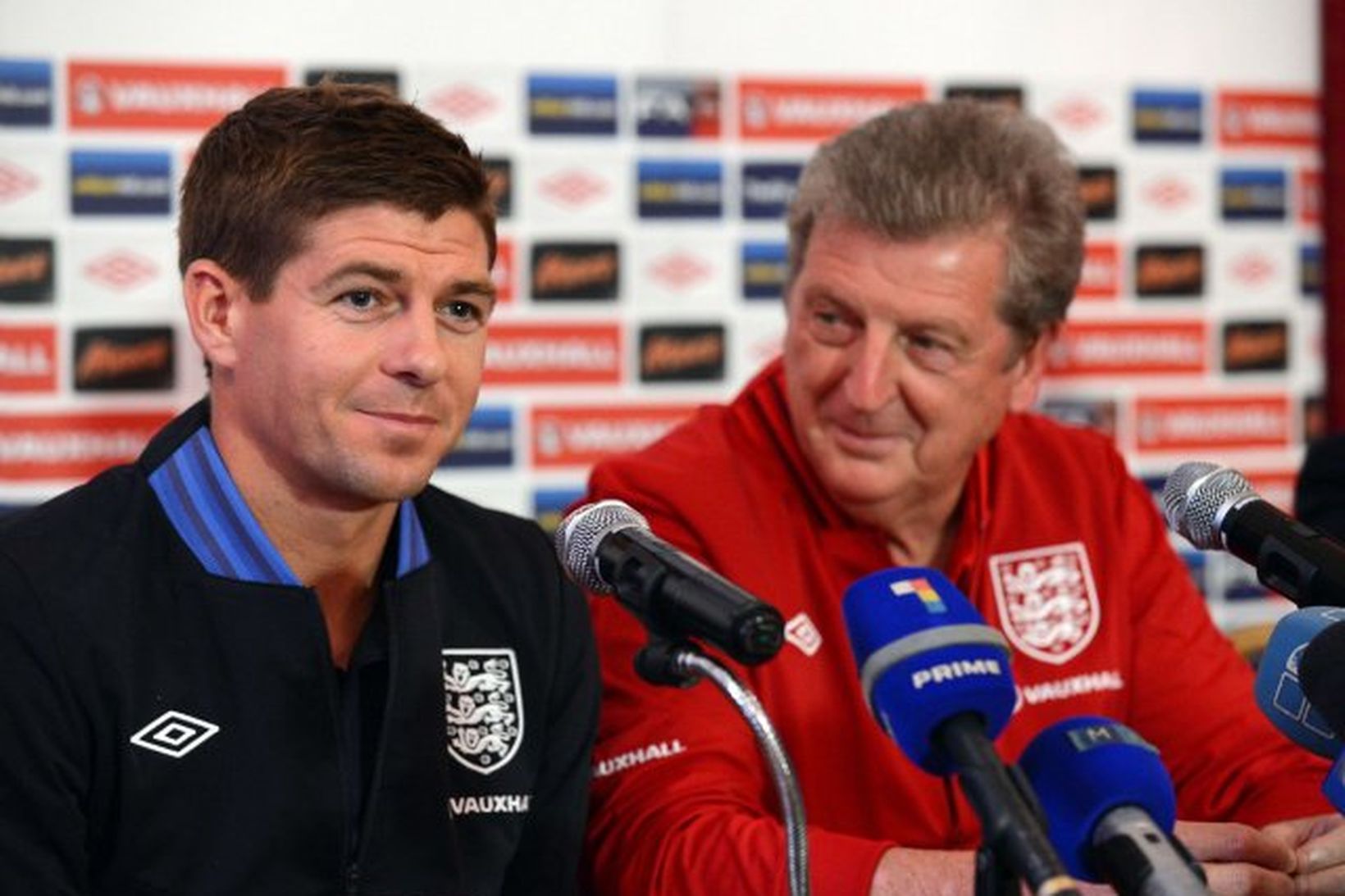 Steven Gerrard og Roy Hodgson þjálfari á fréttamannafundi Englendinga í …