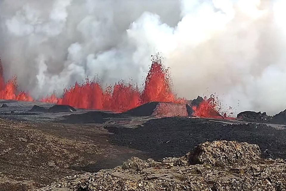 Sjá má eldgosið í fjölmörgum vefmyndavélum mbl.is.