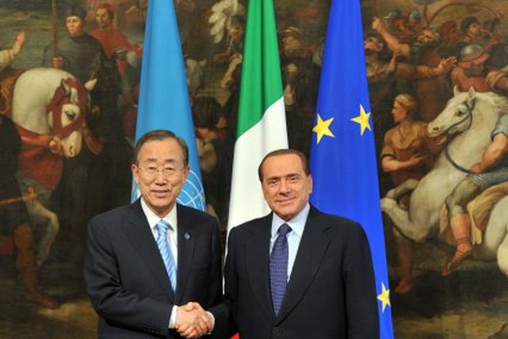 Silvio Berlusconi, forsætisráðherra Ítalíu, býður Ban Ki-moon, aðalritara SÞ, velkominn …