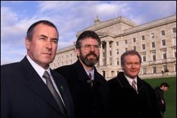 Mitchel McLaughlin, formaður þingflokks Sinn Fein, (t.v.), Gerry Adams, leiðtogi Sinn Fein og Martin McGuinness, …